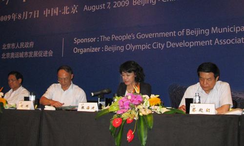 图为中国残联主席张海迪出席北京奥运城市发展论坛并作演讲